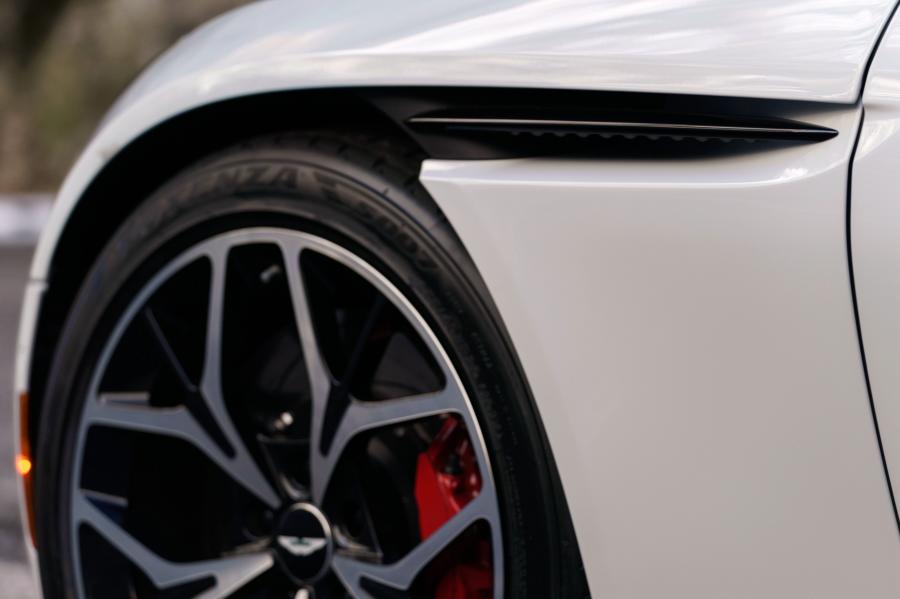 Колеса Aston Martin DB11 V8 Volante 2018 года  (NA) (фото 2 из 40)